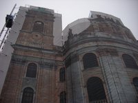Das zum Schutz der Passanten angebrachte Gerüstnetz ist mit einer kompletten Abbildung von Nordturm und Mittelbau bedruckt.