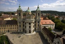 Dies ist ein Foto der Stadt Weingarten, das eine Frontalansicht der Basilika vor der Baustellen-Einrüstung zeigt (Quelle Foto: Amt für Kultur und Tourismus, Weingarten).