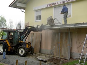 Die einzelnen Betonteile werden mit einem Lader abgehoben.