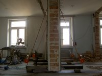 Die Wandscheibe mit dem Gemälde wurde auf Stahlträger abgesenkt und mit darunterliegenden Panzerrollen beweglich gemacht.