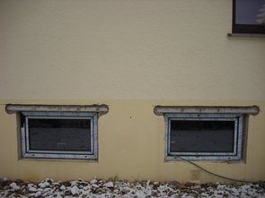 Hier sieht man die ausgesägten Durchbrüche. Es wurden Stahlbeton-Stürze und die Fenster eingebaut.