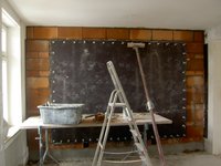 Das Gemälde ist an seinem neuen Standort aufgebaut und eingemauert.