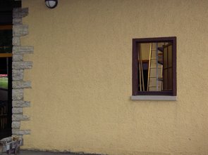 Hier sehen Sie das bestehende Fenster. Links davon soll die Wand durchgebrochen werden, damit eine Tür eingebaut werden kann.