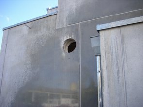 Nachträglich wurden dann für die Entlüftung genau nach benötigtem Maß Bohrungen in die Stahlbetonwand mit einem Durchmesser von 400 mm hergestellt.