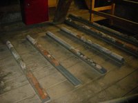 Die Bohrkerne werden in Transportröhren verladen, so dass sie ohne Verrutschen des Materials befördert werden können. Zur Begutachtung werden sie im Nordturm gelagert.
