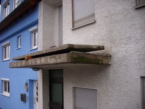 Die Brüstung ist abgesägt und zum Abtransport vorbereitet.