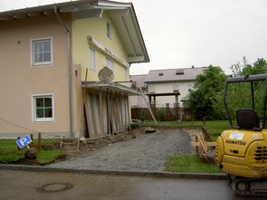 Vorbereitungen: Die Balkonplatte ist abgestützt, die Fenster im EG sind geschützt.