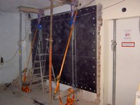 Die Wandscheibe wurde nach oben an Stahlträgern aufgehängt um das darunterliegende Mauerwerk ausstemmen zu können.