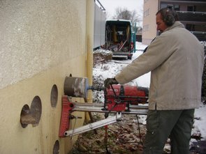 Vorbereitende Kernbohrungen für die Wanddurchbrüche zum Einbau von Kellerfenstern.