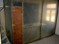 Um den laufenden Krankenhausbetrieb erhalten zu können wurde eine Staubschutzwand mit Tür aufgebaut.